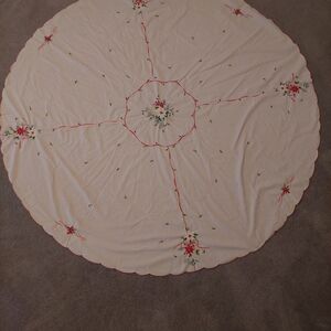 Floral Embroidered Round Tablecloth & Napkins